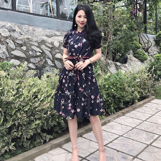 Váy hoa thắt eo xinh lắm luôn khách yêu ạ. Có 2 size S M nha. Sẵn hàng nên khách tên tâm nếu muốn xem hàng thật thì ib e