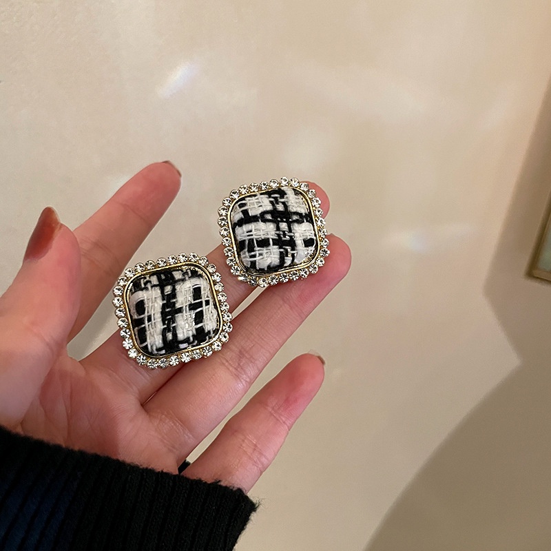 Khuyên Tai Nữ Đính Đá Hình Vuông Sang Trọng