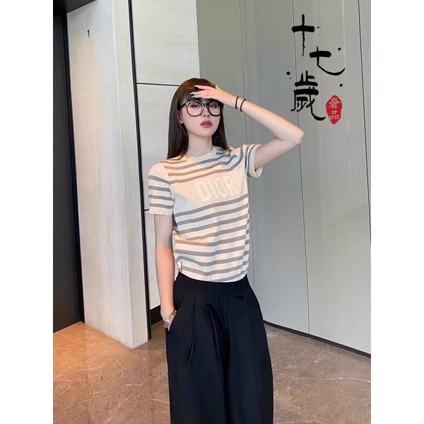 Áo len nữ cộc tay cổ tròn kẻ sọc chữ hàng QC