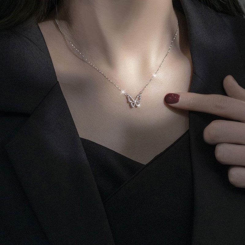 Vòng cổ Đeo Cổ Họa Tiết Bướm Rỗng Đính Ngọc Trai Và Kim Cương Giả