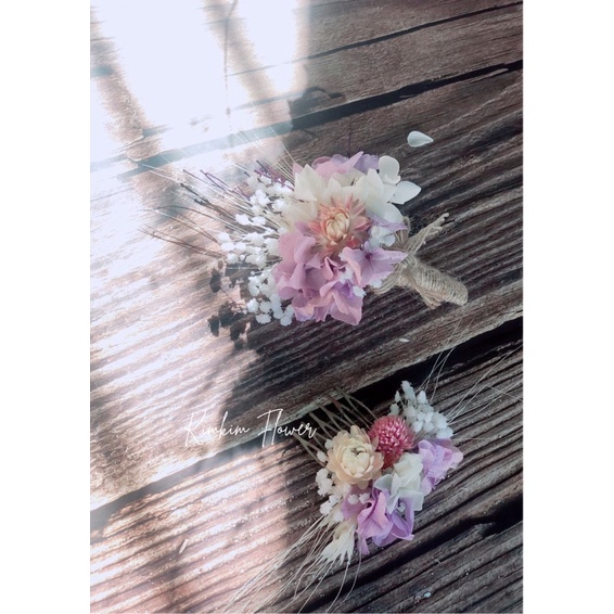 Combo hoa cài áo chú rể và xược tóc cô dâu