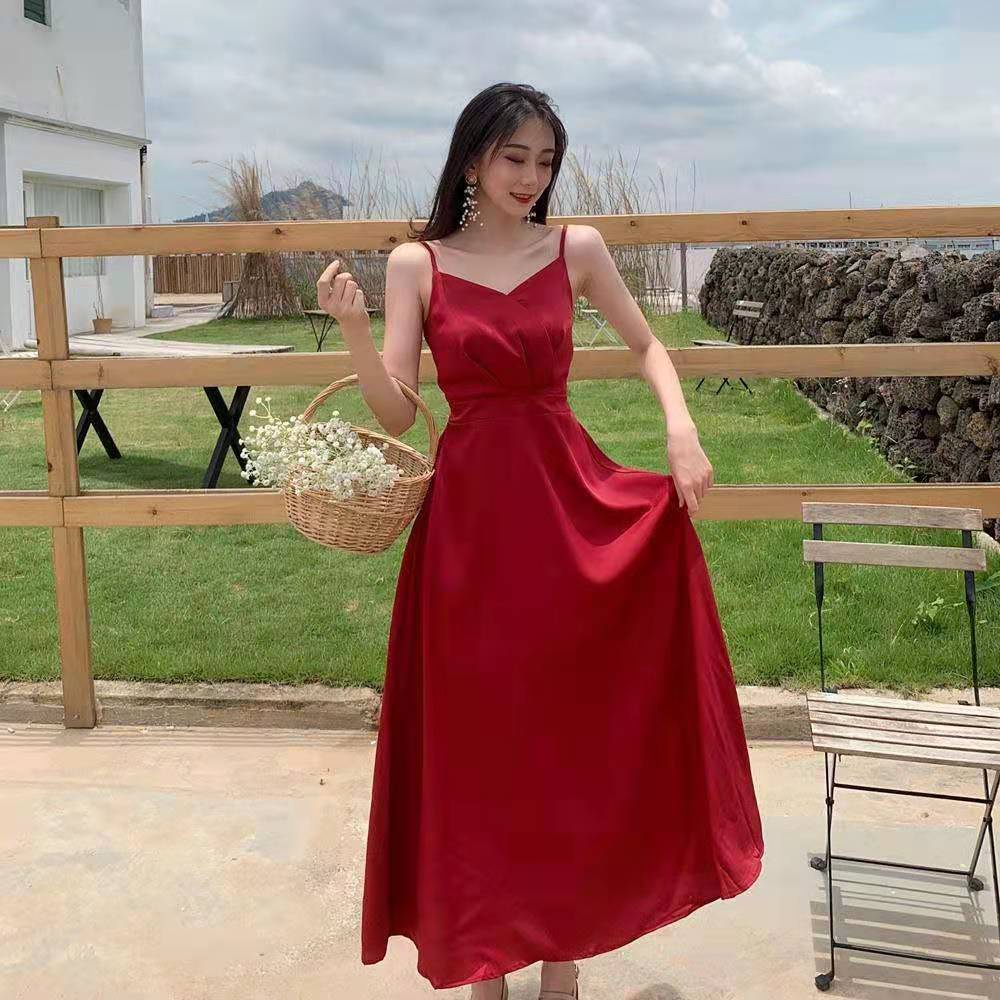 Đầm hai dây màu đỏ phong cách Pháp thời trang xuân hè 2021