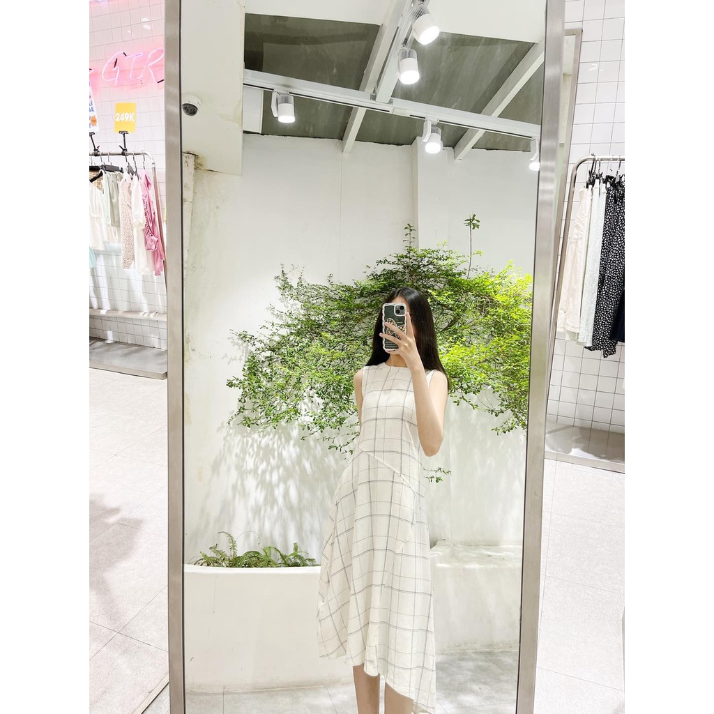 Đầm midi sát nách thời trang nữ cổ tròn tà xéo thời trang GAGO hoạ tiết caro trắng sữa GG4020