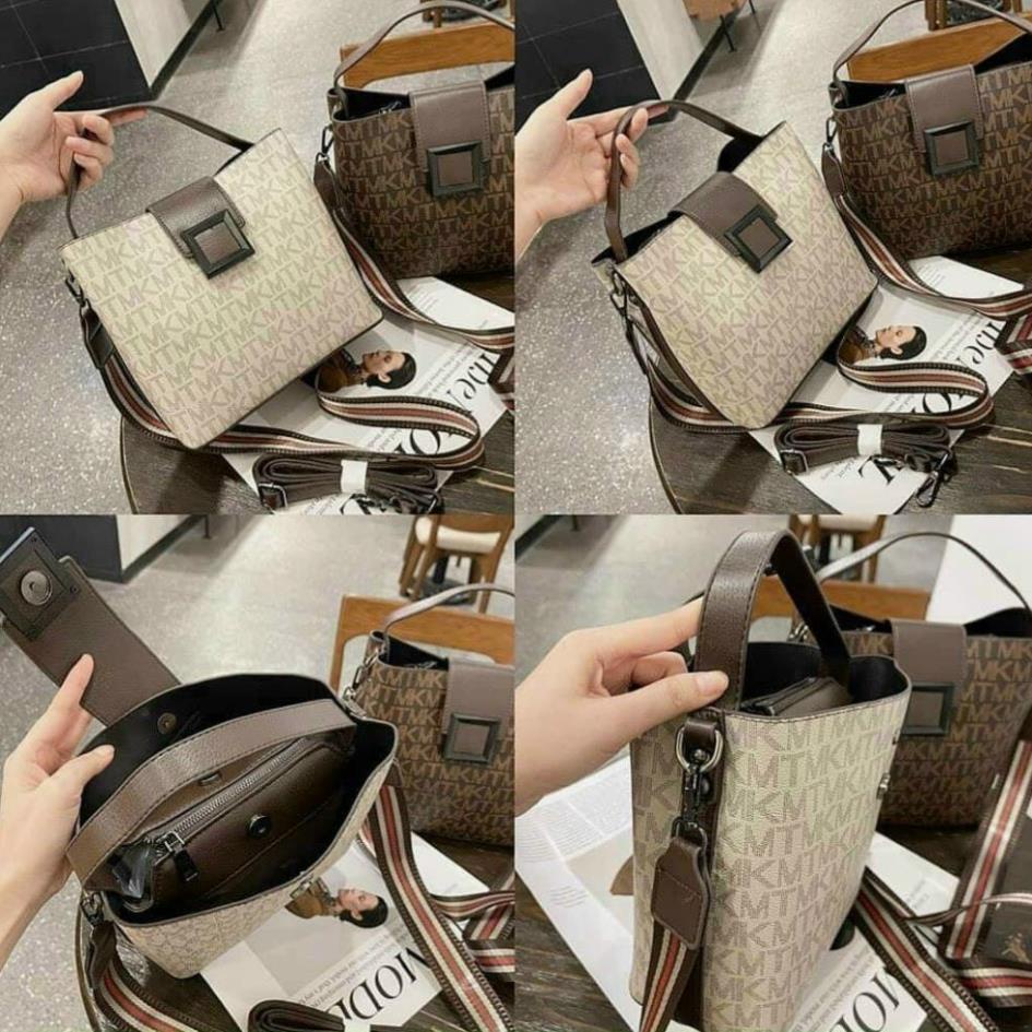 Túi xách nữ họa tiết MK TC9 có 3 ngăn, kèm dây đeo bằng da, có 3 khóa nam châm chắc chắn, hàng chất lượng tại Shop.