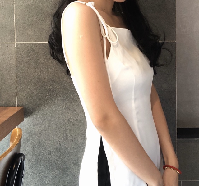 Áo hai dây xẻ tà trắng | BigBuy360 - bigbuy360.vn