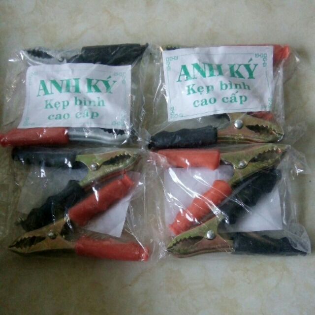 1 Đôi Kẹp Bình Acquy Anh Ký.