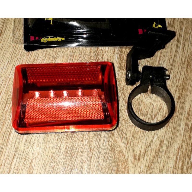 Một bộ đèn Led màu đỏ 5 bóng chiếu hậu an toàn cho xe đạp tặng kèm pin