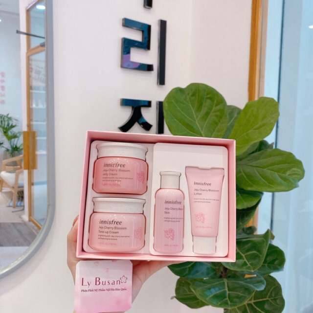 Bộ sản phẩm dưỡng ẩm sáng da innisfree Jeju Cherry Blossom Cream Duo Set Date T5/2023