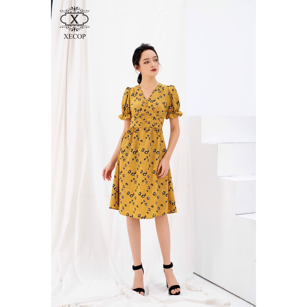 Đầm hoa tay ngắn dáng dài trên gối vàng và xanh
