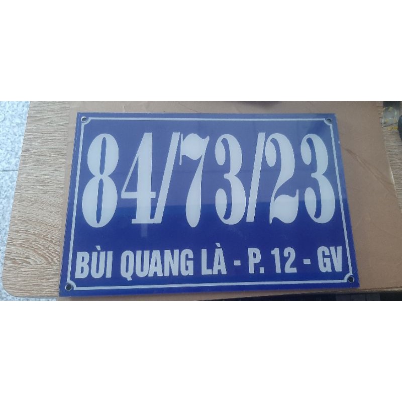 Bảng số nhà,.  KT:  20x30( bằng khổ giấy A 4) bền màu sắc nét.