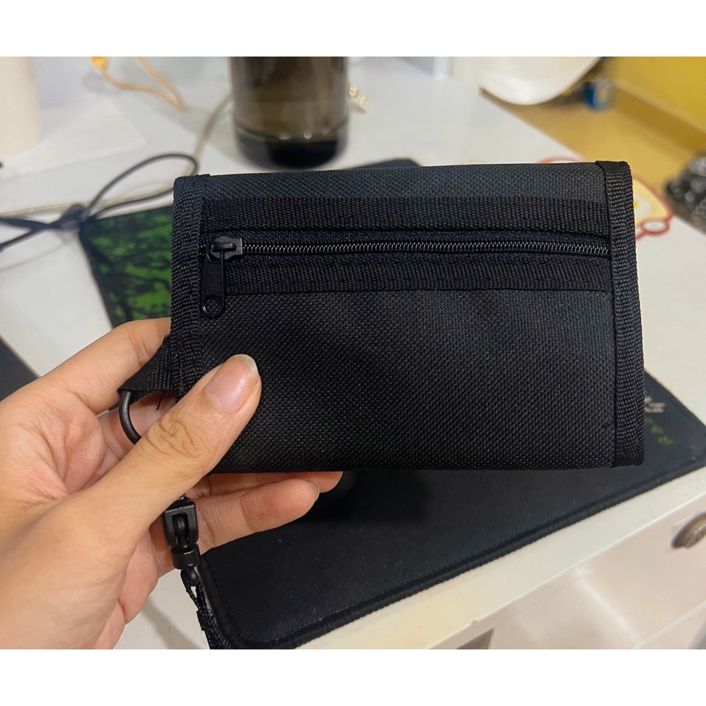 Ví ngắn cầm tay gập ba đựng thẻ nhỏ gọn unisex nam nữ màu đen in chữ MISSOUT