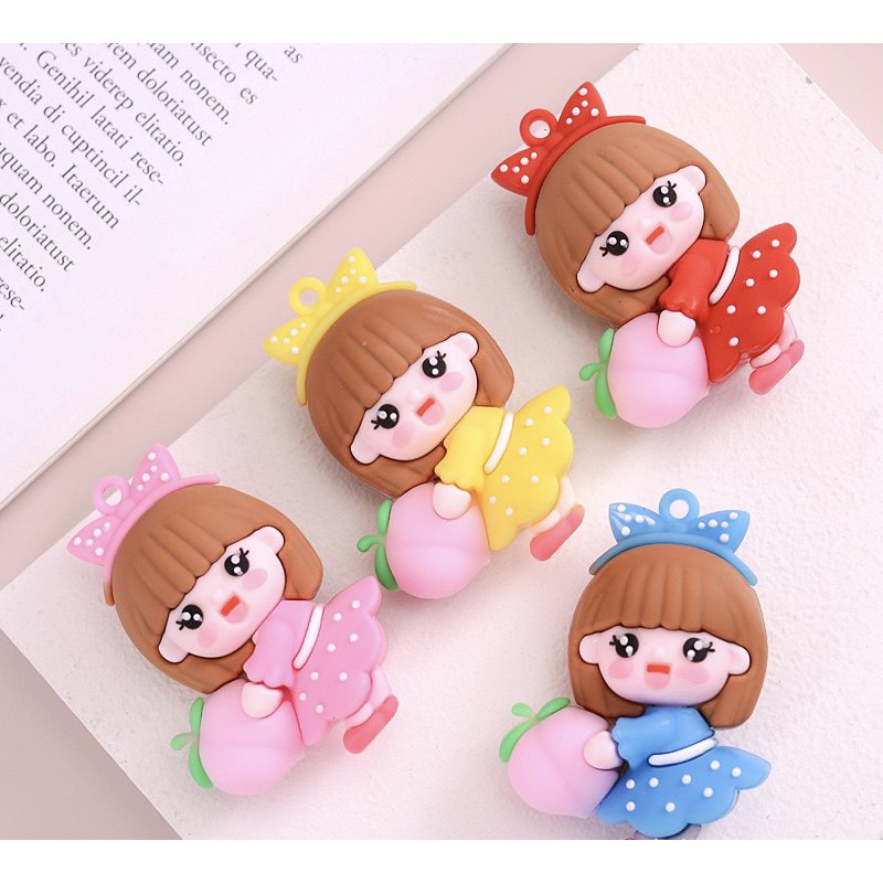 Charm /Jibitz gắn dép CROCS - MÓC CHÌA KHÓA BA LÔ thời trang cô gái cầm dâu tây dễ thương