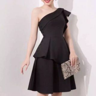 Đầm lệch vai bèo tầng phối nút