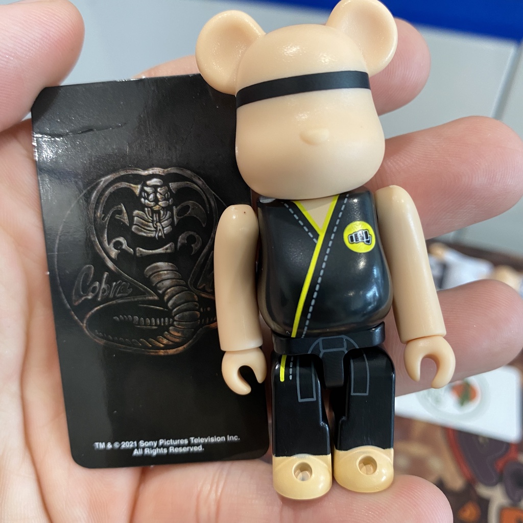 BEARBRICK ARTIS SERIES 43 COBRA KAI CỰC ĐẸP - ĐỒ CHƠI SƯU TẦM NHẬT BẢN GIÁ TỐT - HÀNG CHÍNH HÃNG 100%