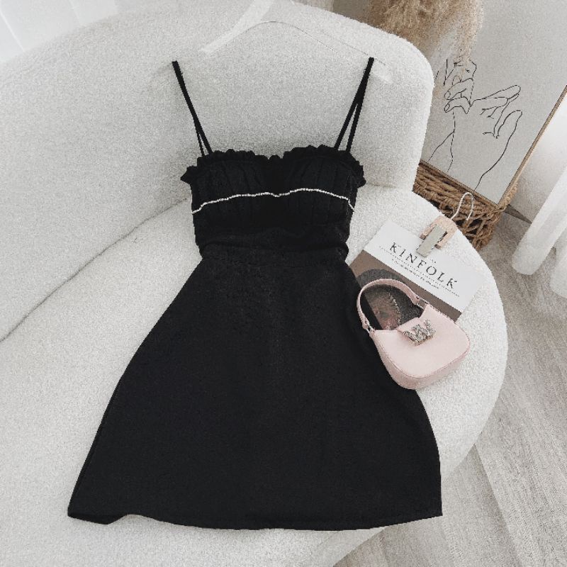 Đầm đen 2s viền bèo xếp ly ngực đính đá hở lưng dây