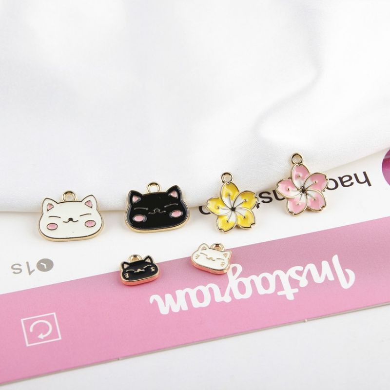 Charm kim loại mèo may mắn và hoa đào