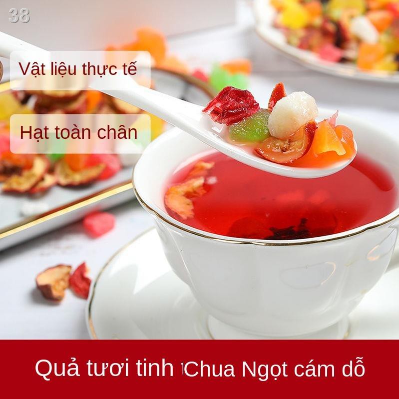 Viên nén trái cây, trà, hoa và cây Trà hồng Luoshen với lát khô, đồ ăn nhẹ, kết hợp thảo mộc, thơm