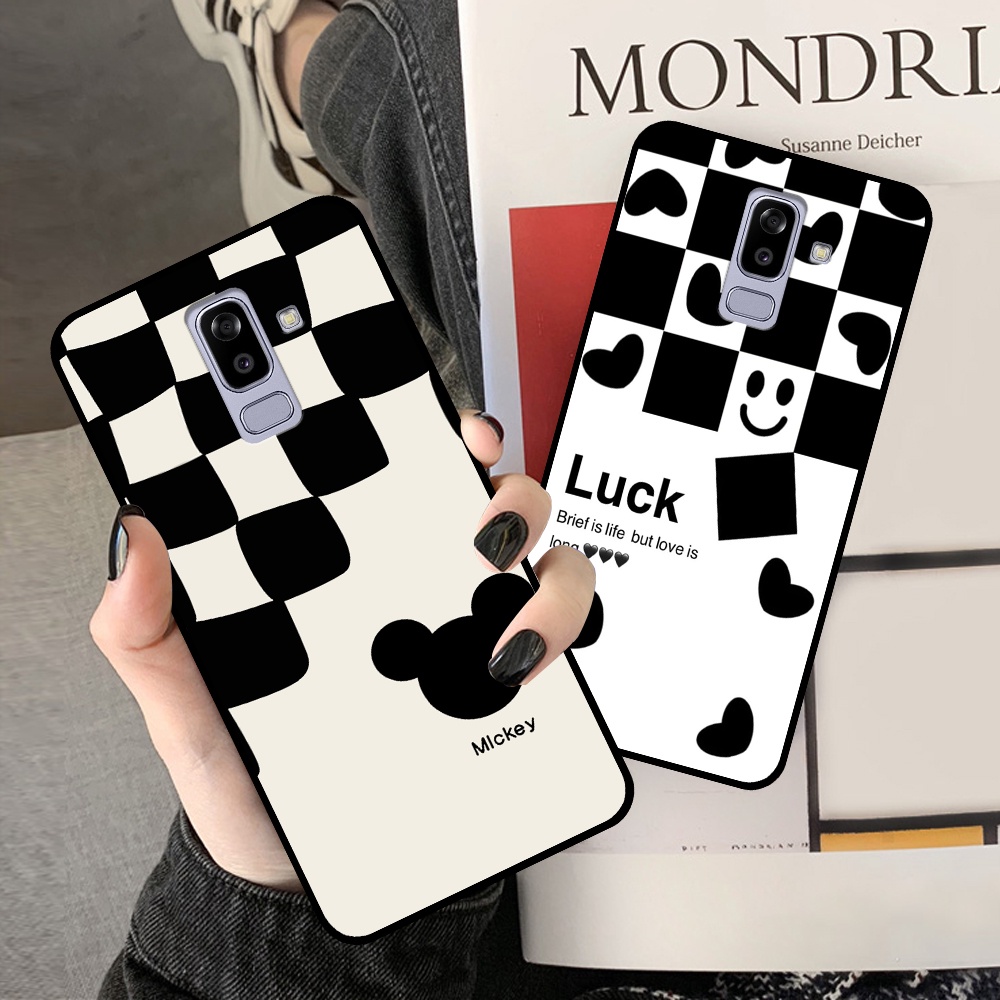 Ốp lưng Samsung J8 in hình sọc caro, họa tiết đen trắng dễ thương