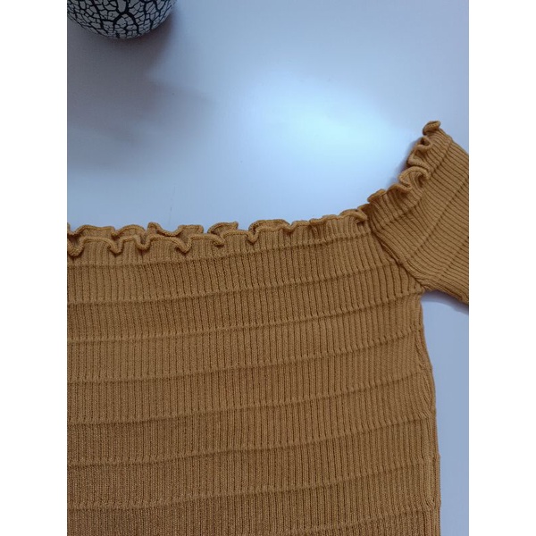 Áo Len mongteghi Quảng Châu Áo croptop trễ vai màu vàng bò Mã VBTV01