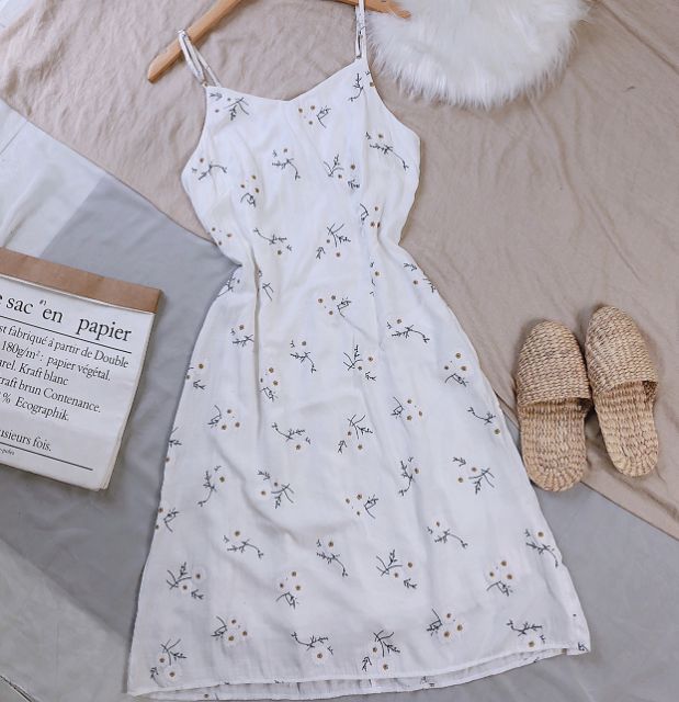 ĐẦM HAI DÂY DÁNG DÀI MAXXI TRẮNG KẾT HỢP HỌA TIẾT XINH XẮM