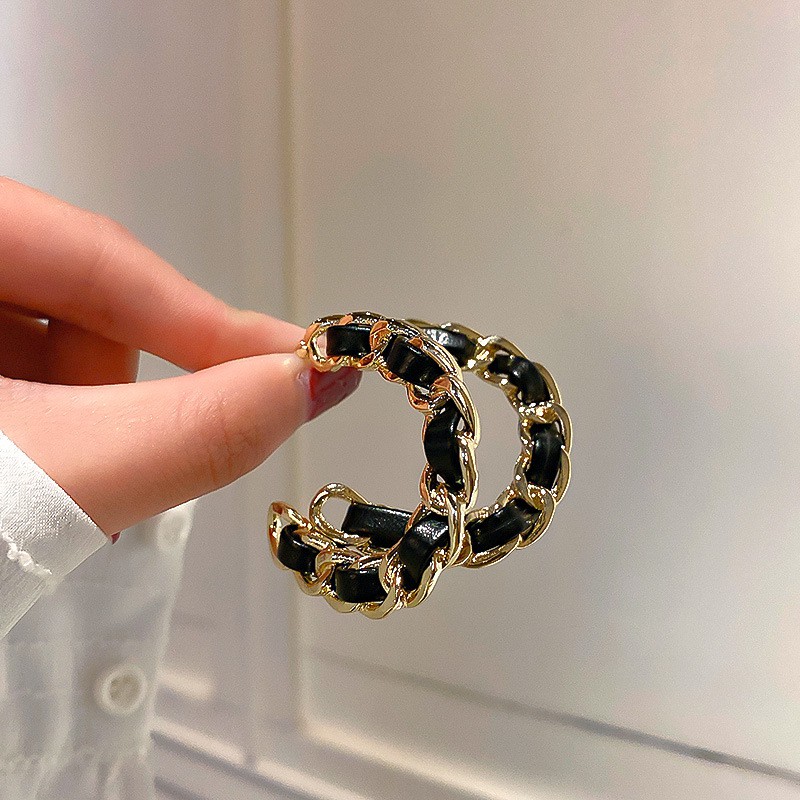 Khuyên tai hiệu xích phối dây da nhân tạo đen cực ngầu KT236