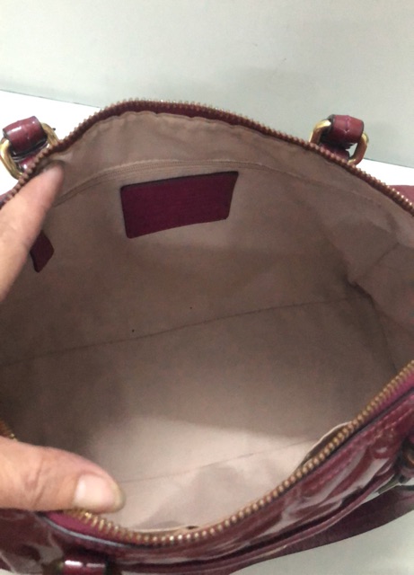 Túi chuẩn si. Túi fom trống mất dây chéo. Chất da bóng nên có độ rít rít. Sz ngang 30. Cao 20, có vết cấn kiện đã xử lý.