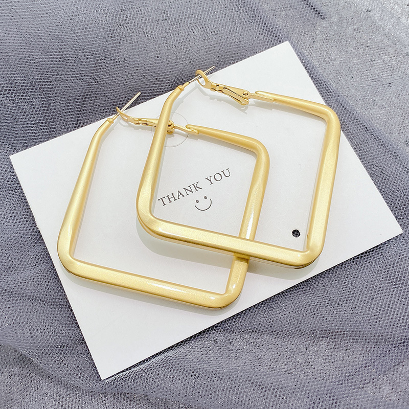 Khuyên tai thời trang kiểu vuông sang trọng dễ phối đồ