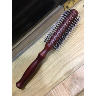 Lược tròn tạo kiểu tóc cán gỗ.