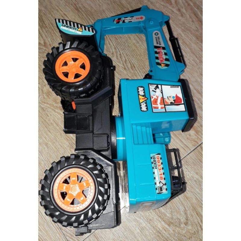 Một chiếc Xe cạp ủi bằng nhựa chạy chớn rất đẹp kích thước 45x35x20 cm bằng nhựa