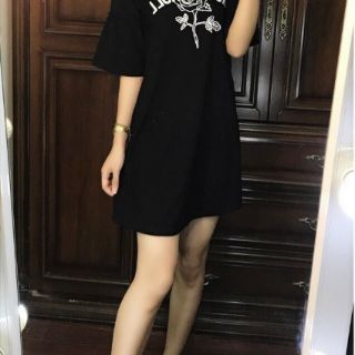 Váy đen mango