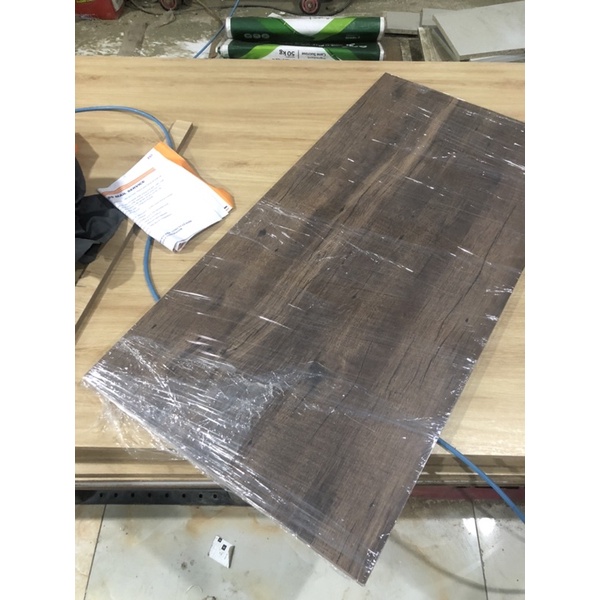 Mặt bàn cắt theo kích thước. Gỗ MDF cao cấp lõi xanh chống ẩm, phủ Melamine 2 mặt, viền 4 canh