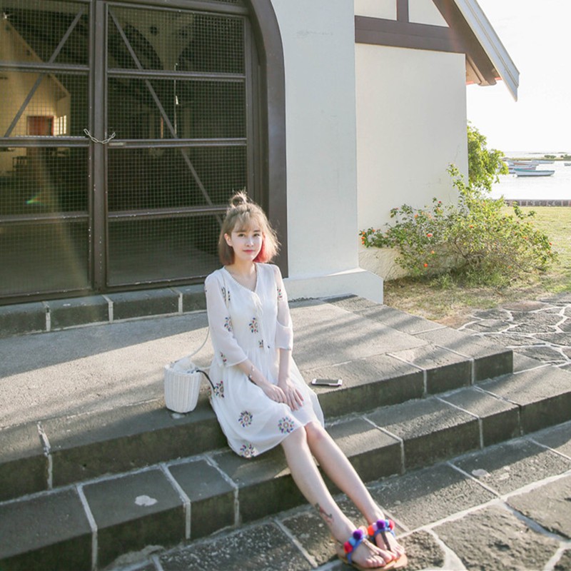 Váy trắng thêu hoa babydoll