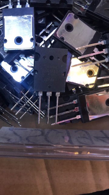 - Sò công suất C5200 hoặc A1943 .