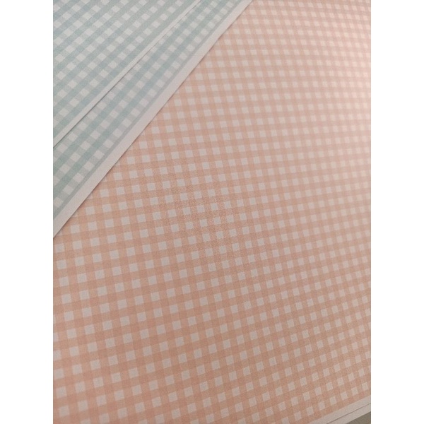 Giấy in hoạ tiết caro, dùng bao vở, gói quà.  ib shop nếu muốn thiết kế theo yêu cầu!