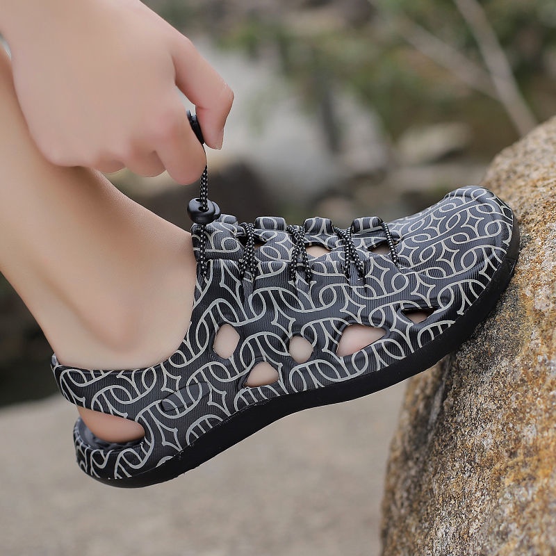 Dép Sandal Đục Lỗ Chống Thấm Nước Sử Dụng Kép Đi Biển Ngoài Trời Mùa Hè Mới Dễ Phối Đồ Cho Nam