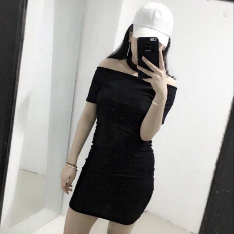 Váy ôm body trễ vai kèm vòng cổ