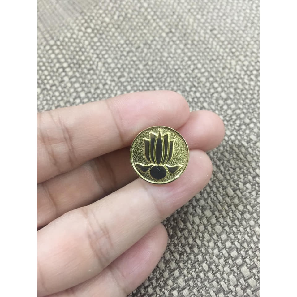 Huy hiệu hoa sen mạ vàng