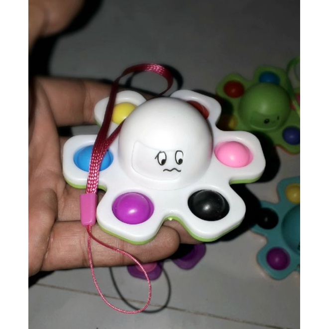 Một cái con quay xả stress pop it bằng nhựa rất đẹp có kèm dây