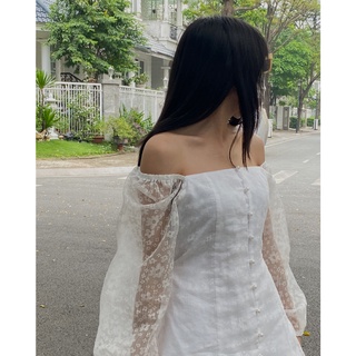 Đầm trắng bẹt vai tay bồng nút ngọc trai
