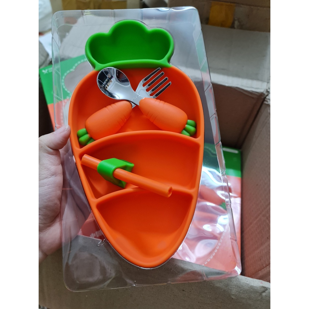 Khay ăn dặm silicon hình cà rốt có kèm thìa dĩa và ống hút cho bé tập ăn dặm