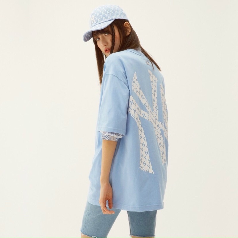 Áo thun cộc MLB lưng logo mono nghiêng