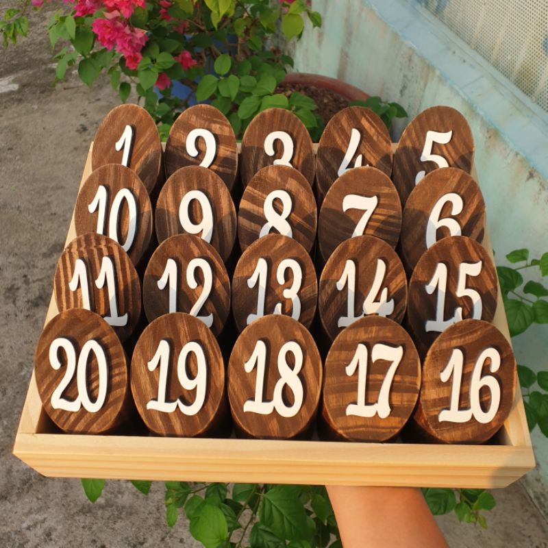 Thẻ bàn cà phê bằng gỗ độc lạ