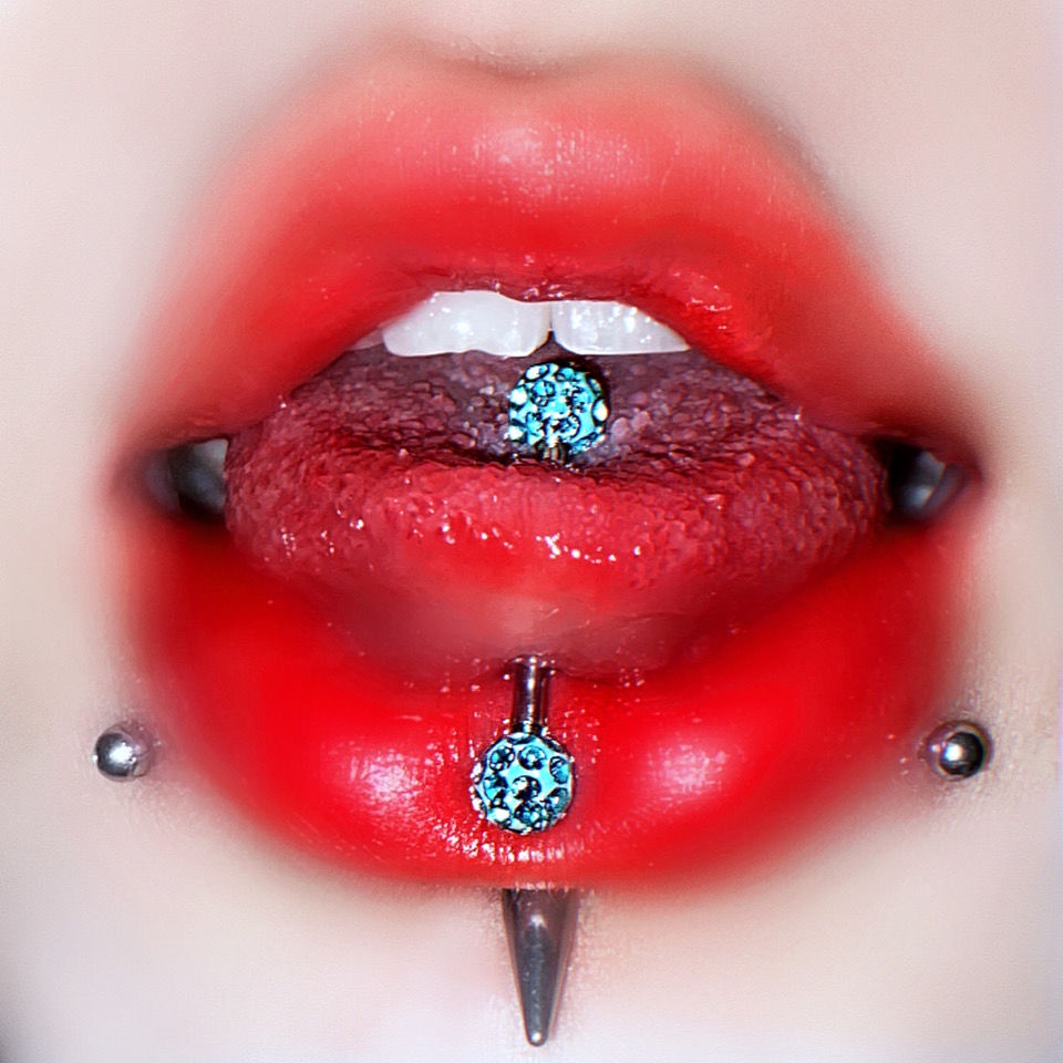 Khuyên lưỡi thay thế phong cách Âu Mỹ cho nữ