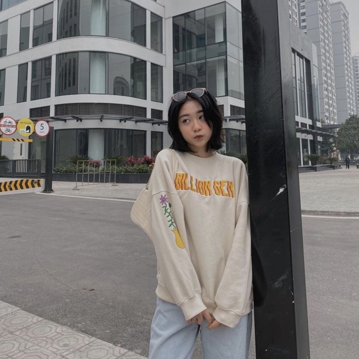 Áo Sweater Nữ Beige Cartoon Sweatshirt Billion Gen | BigBuy360 - bigbuy360.vn