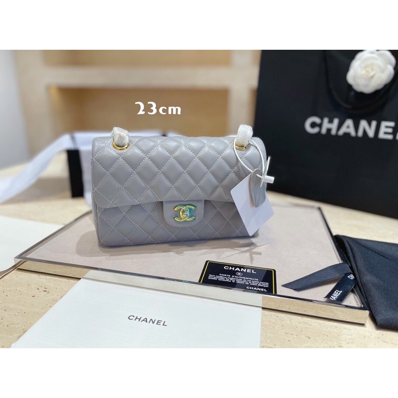 Túi xách Chanel màu trắng đen ghi size 23cm