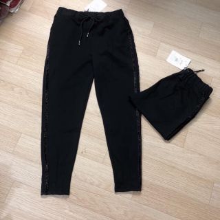 Combo quần  thể thao umi sọc(L) và áo phông trắng chất cotton đẹp M) kèm áo bra đen.                 💎 ÁO cổ tròn LOGO
