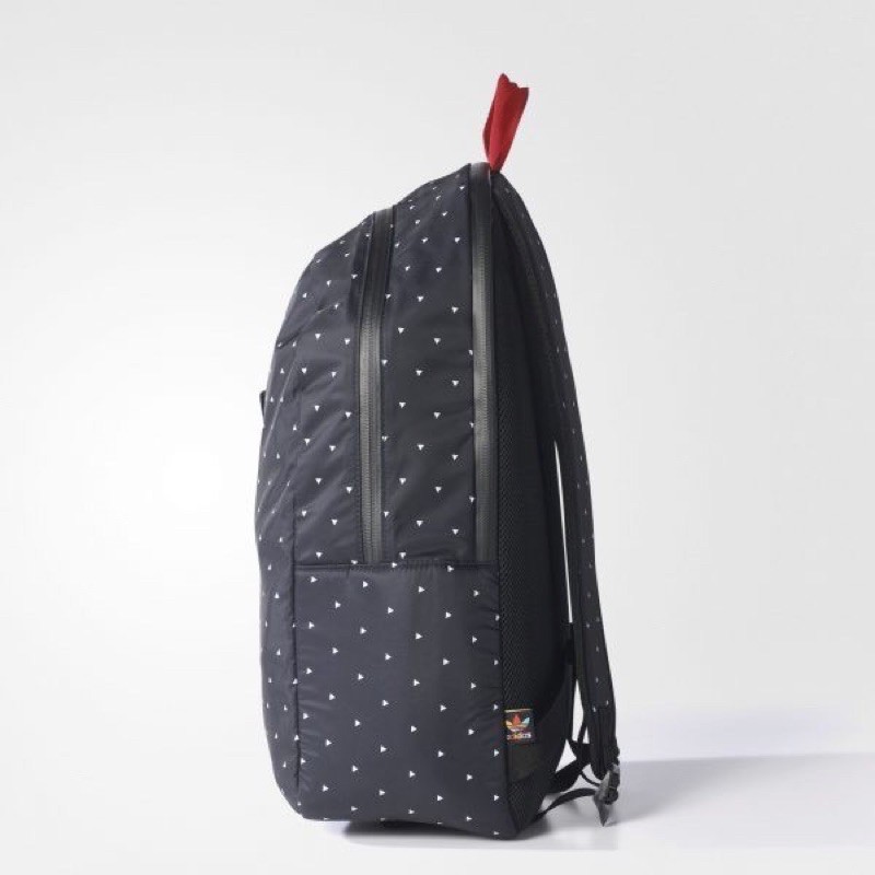 Balo Adidas logo lạ