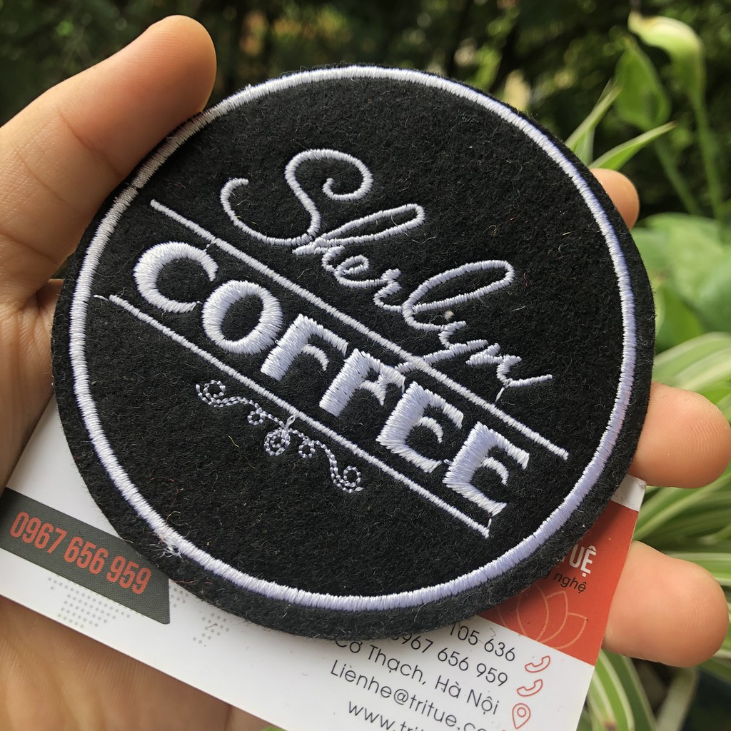 Đặt đế lót cốc vải nỉ có sẵn in ấn logo theo yêu cầu của khách hàng.