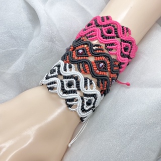 The lovy wavy loop macrame bracelet. Vòng tay handmade phối pha lê