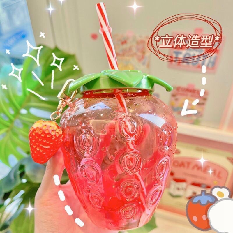 Cốc đựng nước hình quả dâu tây - bình nhựa 500ml kèm theo móc khoá dâu tây trang trí cute